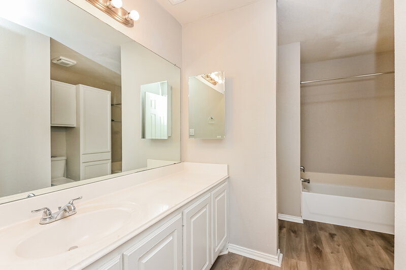 2,120/Mo, 9324 Cynthia Ct Fort Worth, TX 76140 Main Bathroom View