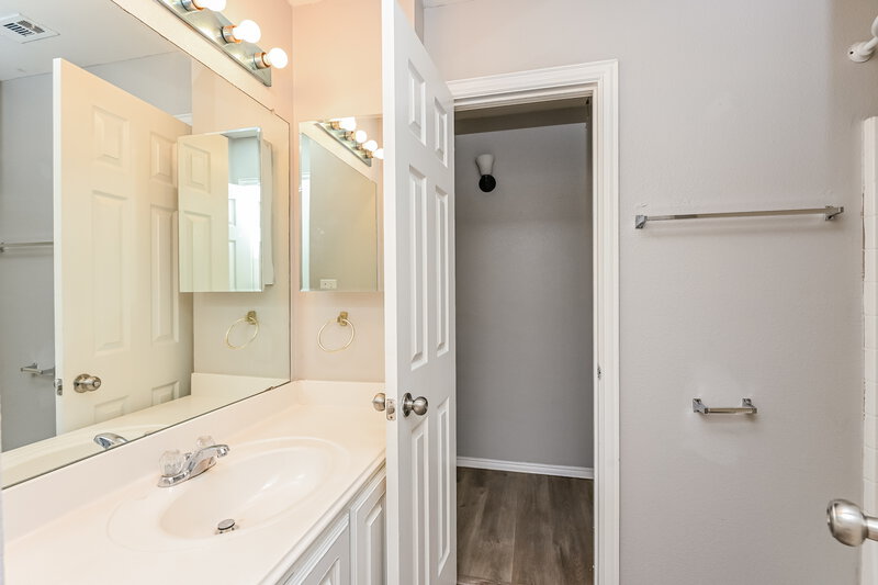 2,120/Mo, 9324 Cynthia Ct Fort Worth, TX 76140 Bathroom View