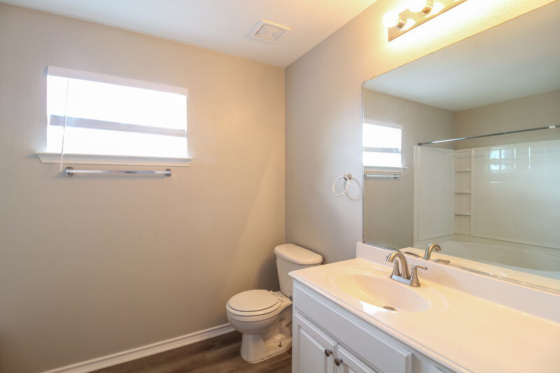 2,400/Mo, 11409 Gloriosa Dr Fort Worth, TX 76244 Main Bathroom View