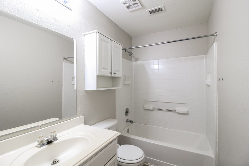 2,400/Mo, 11409 Gloriosa Dr Fort Worth, TX 76244 Bathroom View