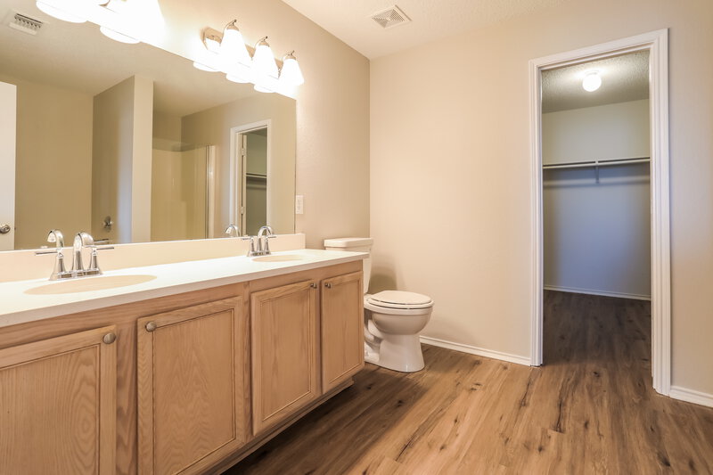 2,085/Mo, 16101 Hollyhill Ct Fort Worth, TX 76247 Main Bathroom View