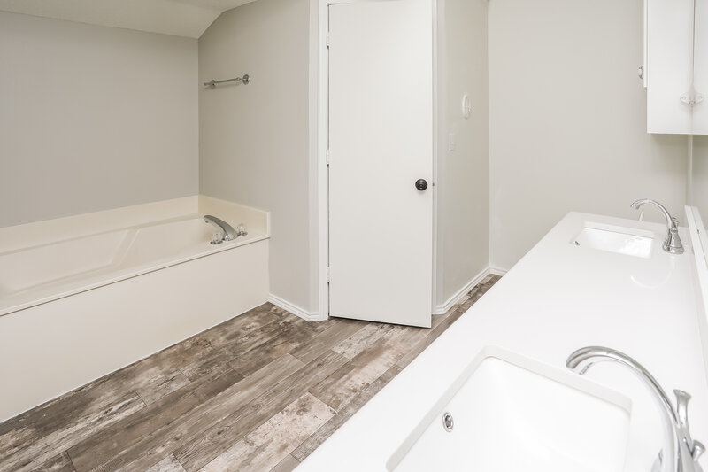 2,485/Mo, 4812 Mill Creek Trl Fort Worth, TX 76179 Main Bathroom View 2