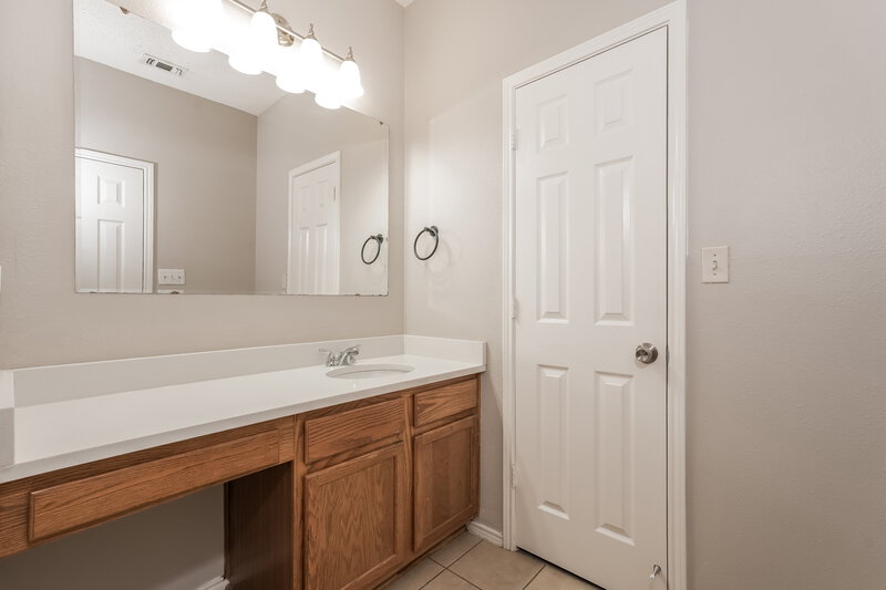 1,880/Mo, 2413 Wildwood Ln Denton, TX 76210 Main Bathroom View