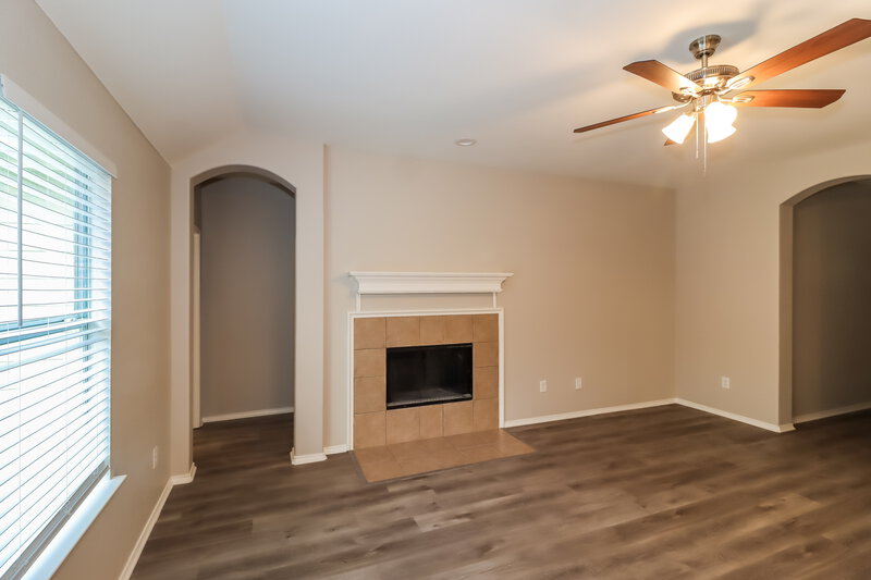 0/Mo, 904 Starling Ln Aubrey, TX 76227 Living Room View 3
