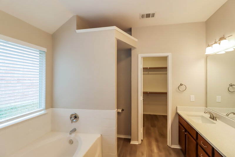 0/Mo, 904 Starling Ln Aubrey, TX 76227 Main Bathroom View