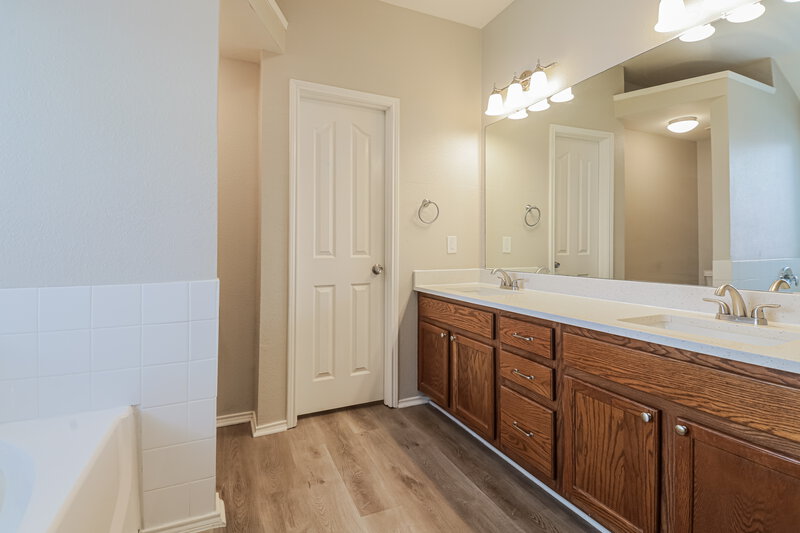 1,920/Mo, 904 Starling Ln Aubrey, TX 76227 Main Bathroom View