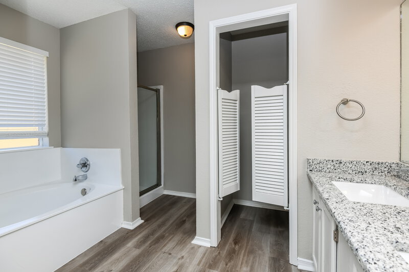 2,345/Mo, 4648 Feathercrest Dr Fort Worth, TX 76137 Main Bathroom View