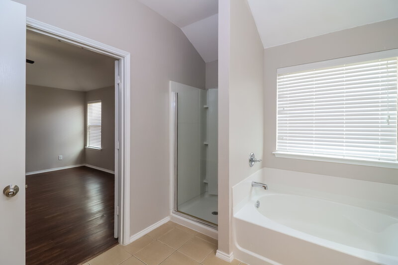 2,295/Mo, 8709 Pitchfork Ranch Rd Fort Worth, TX 76134 Main Bathroom View