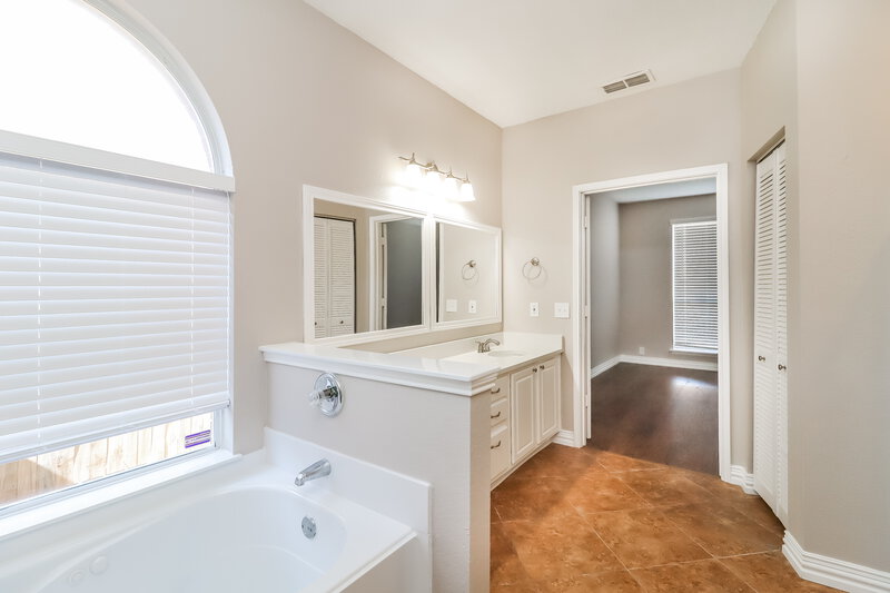 2,715/Mo, 3354 Roddy Dr Fort Worth, TX 76123 Main Bathroom View