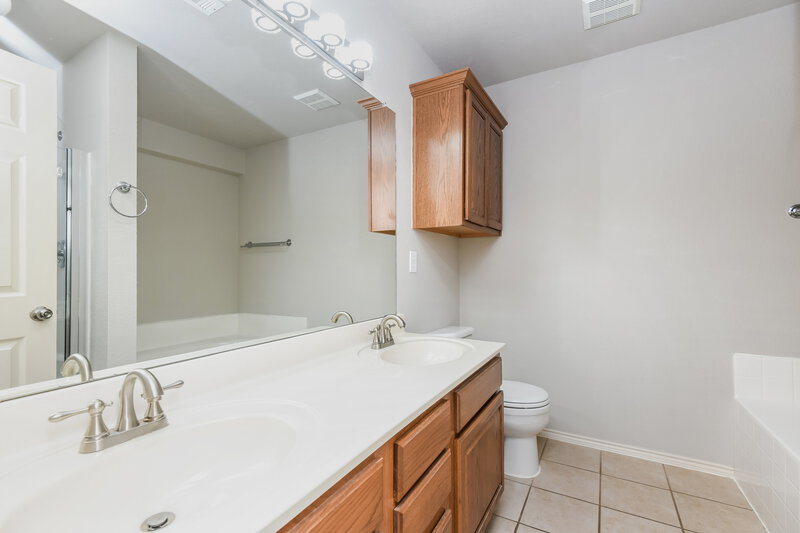 2,160/Mo, 8344 Bowspirit Ln Hurst, TX 76053 Main Bathroom View