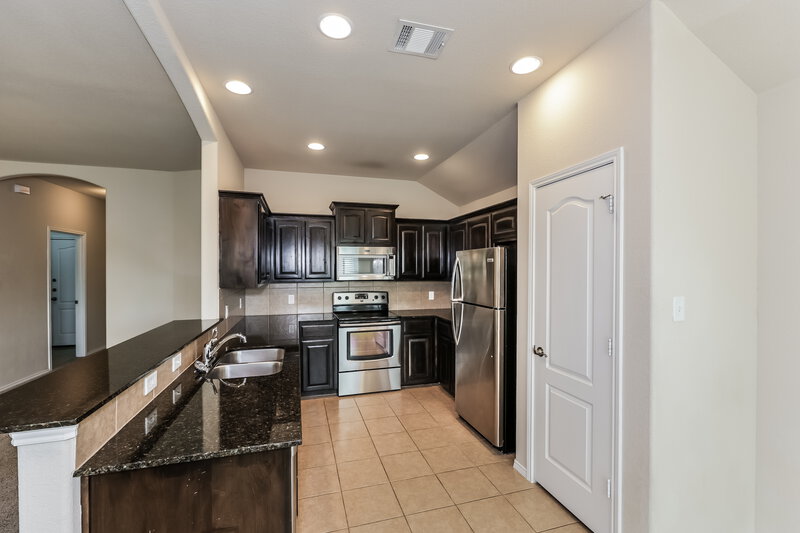 2,030/Mo, 409 Roundrock Ln Fort Worth, TX 76140 Kitchen View