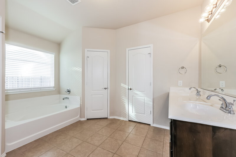 2,030/Mo, 409 Roundrock Ln Fort Worth, TX 76140 Main Bathroom View