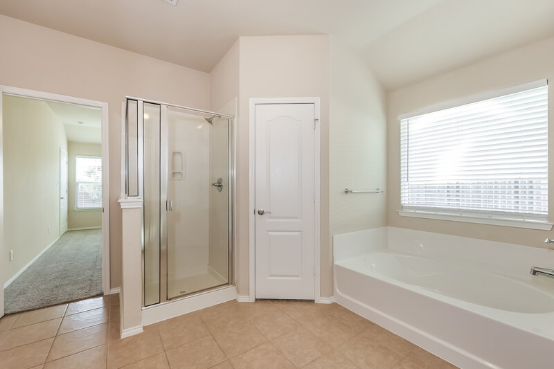 2,030/Mo, 409 Roundrock Ln Fort Worth, TX 76140 Main Bathroom View 2