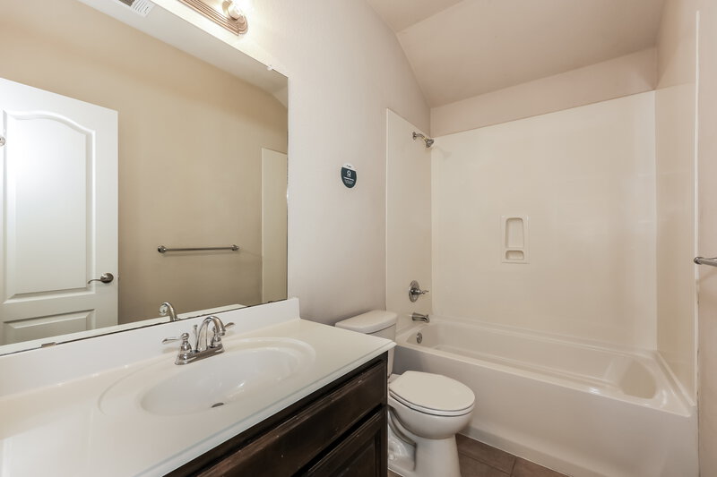 2,030/Mo, 409 Roundrock Ln Fort Worth, TX 76140 Bathroom View