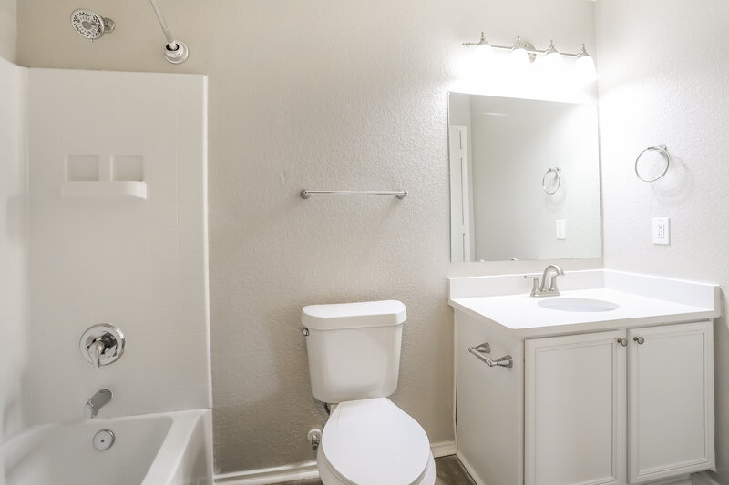 1,660/Mo, 845 Santa Rosa Dr Haslet, TX 76052 Main Bathroom View