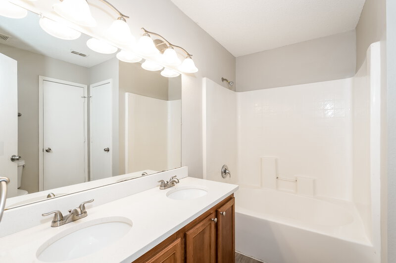 2,425/Mo, 2908 Cottage Ln Lancaster, TX 75134 Main Bathroom View