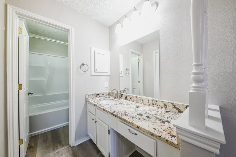 2,065/Mo, 1310 Smokehouse St Mesquite, TX 75149 Main Bathroom View