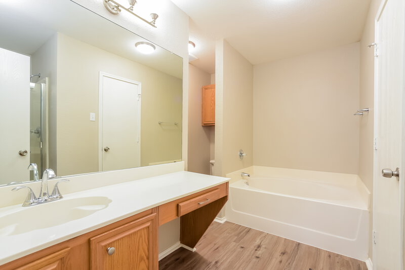 2,270/Mo, 1217 Embercrest Dr Midlothian, TX 76065 Main Bathroom View