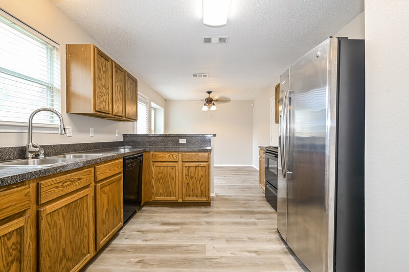 2,465/Mo, 3320 Knoll Trl Balch Springs, TX 75180 Kitchen View