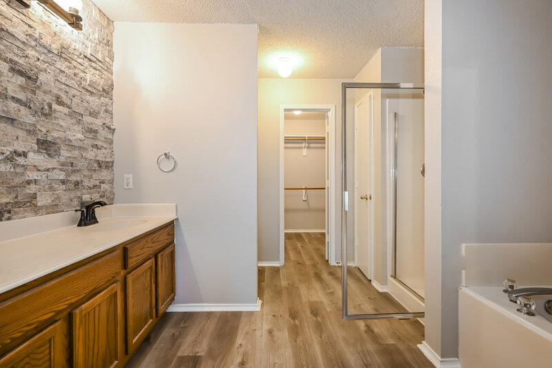 2,465/Mo, 3320 Knoll Trl Balch Springs, TX 75180 Main Bathroom View