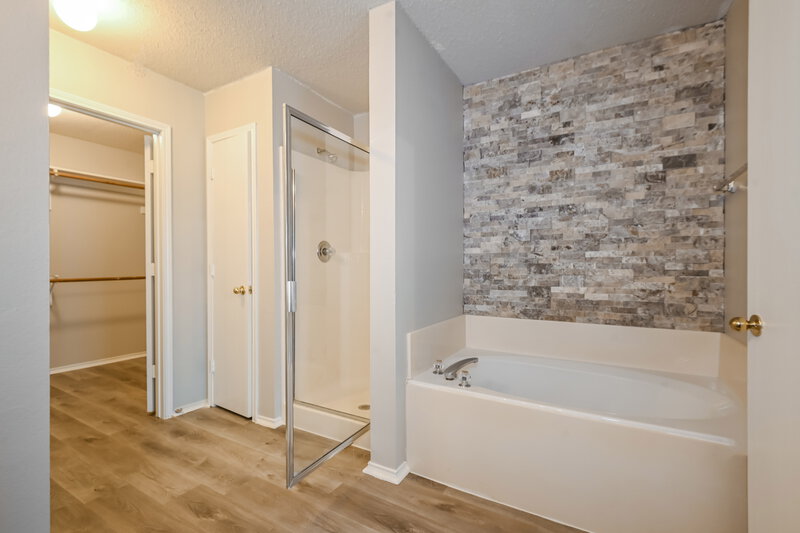 2,465/Mo, 3320 Knoll Trl Balch Springs, TX 75180 Main Bathroom View 2