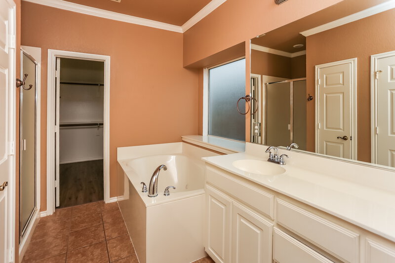 2,205/Mo, 5505 Paloma Ct Fort Worth, TX 76179 Main Bathroom View