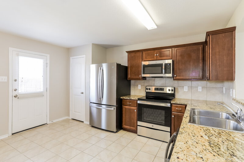 2,055/Mo, 1216 Basswood Ln Royse City, TX 75189 Kitchen View 2
