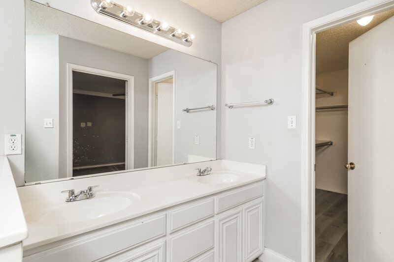 2,395/Mo, 317 Willowstone Trl Saginaw, TX 76179 Main Bathroom View