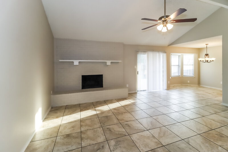 1,975/Mo, 2917 Green Ridge St Fort Worth, TX 76133 Living Room View 2
