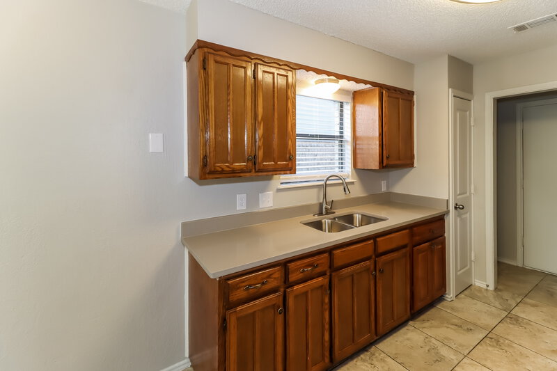 1,975/Mo, 2917 Green Ridge St Fort Worth, TX 76133 Kitchen View 2