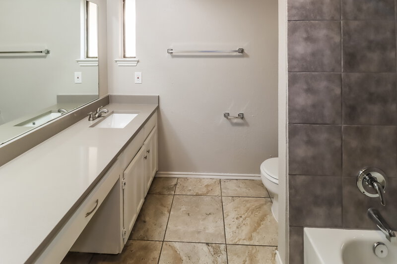 1,975/Mo, 2917 Green Ridge St Fort Worth, TX 76133 Main Bathroom View