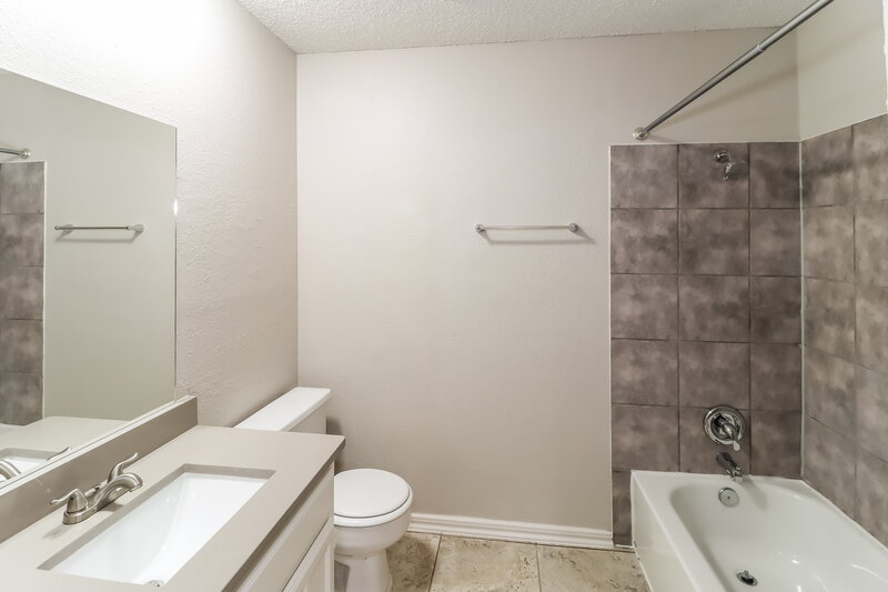 1,975/Mo, 2917 Green Ridge St Fort Worth, TX 76133 Bathroom View