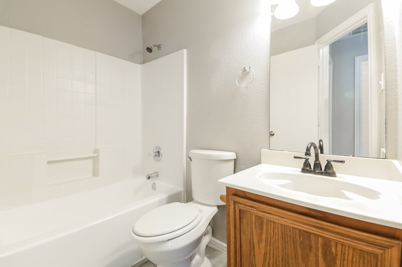 1,930/Mo, 2504 Castle Ridge Dr McKinney, TX 75071 Bathroom View