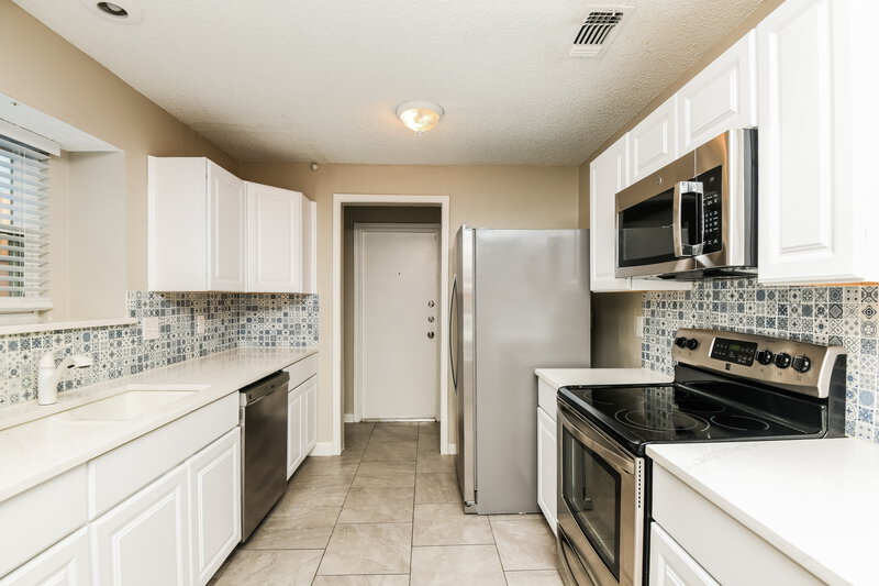 2,165/Mo, 6401 Peggy Dr Fort Worth, TX 76133 Kitchen View 2
