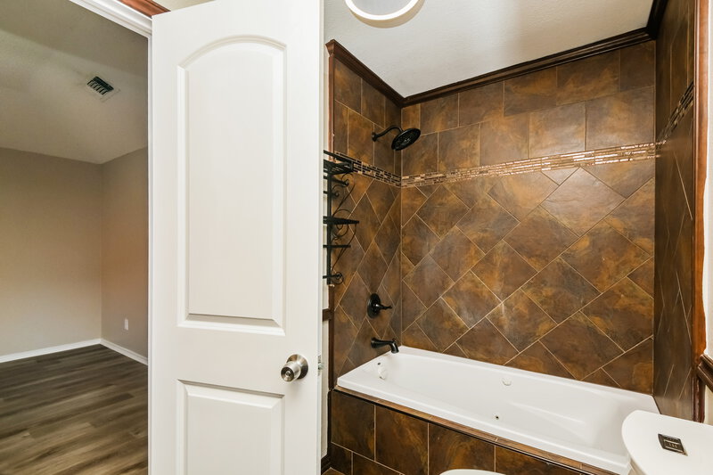 2,165/Mo, 6401 Peggy Dr Fort Worth, TX 76133 Main Bathroom View 2