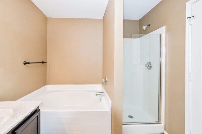 2,500/Mo, 1407 Gentle Rain Dr Lancaster, TX 75134 Main Bathroom View