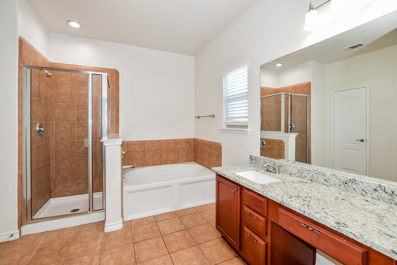 2,625/Mo, 1809 Sheffield Pl Fort Worth, TX 76112 Main Bathroom View 2