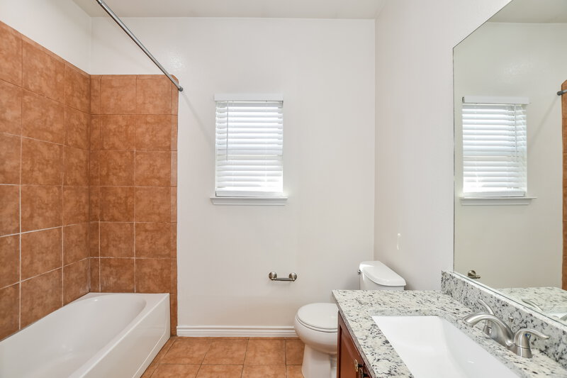 2,625/Mo, 1809 Sheffield Pl Fort Worth, TX 76112 Bathroom View