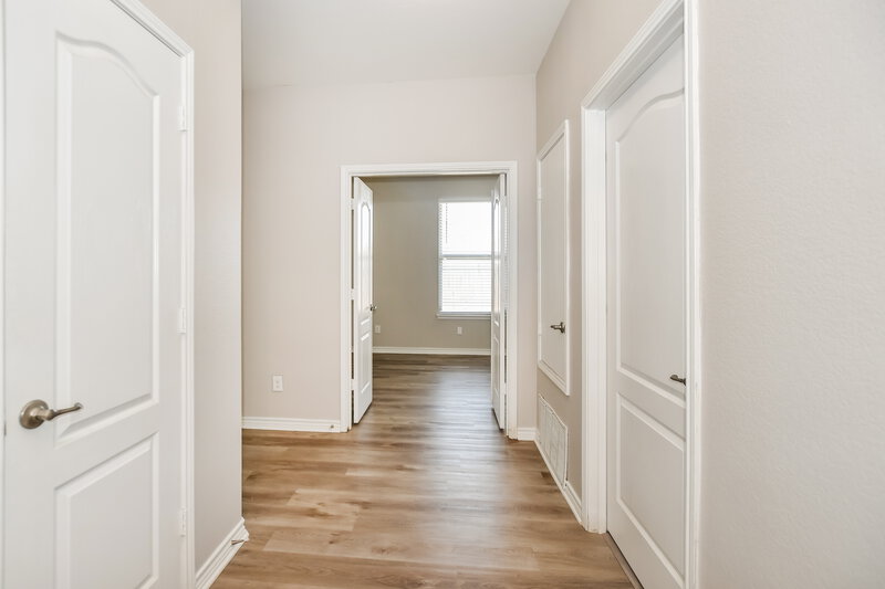 2,625/Mo, 1809 Sheffield Pl Fort Worth, TX 76112 Hallway View