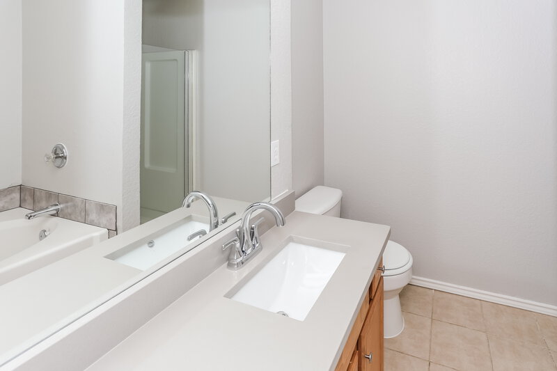 2,155/Mo, 312 Meadow St Saginaw, TX 76179 Main Bathroom View
