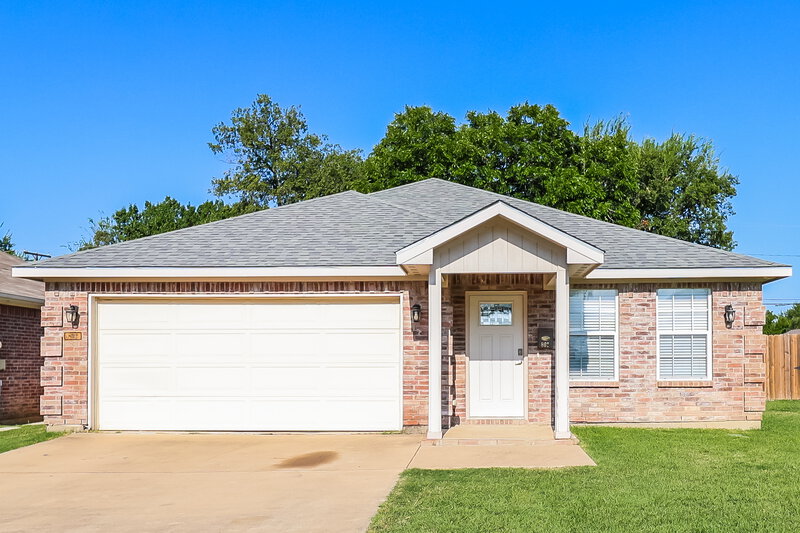 2,415/Mo, 802 Pangburn St Grand Prairie, TX 75051 External View