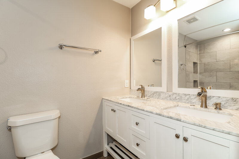 2,415/Mo, 802 Pangburn St Grand Prairie, TX 75051 Main Bathroom View