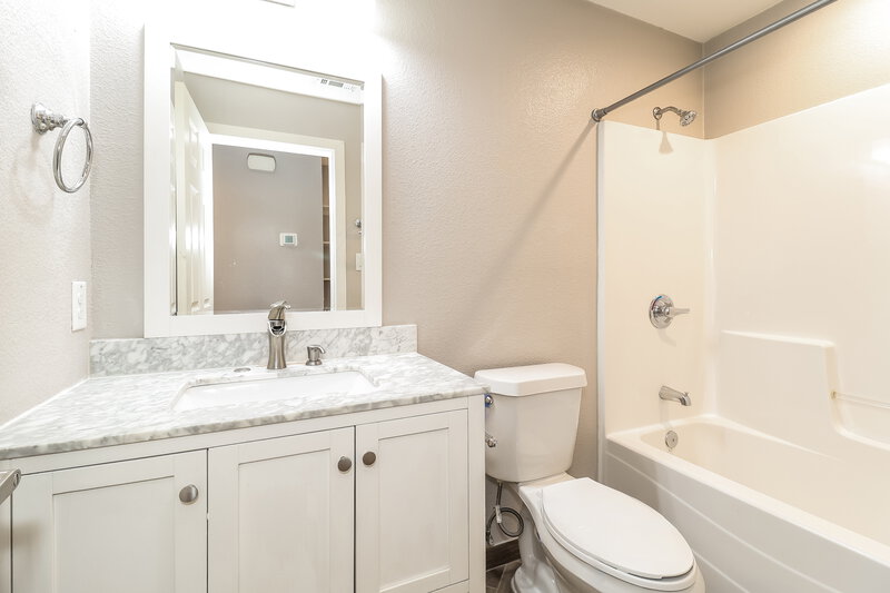 2,415/Mo, 802 Pangburn St Grand Prairie, TX 75051 Bathroom View