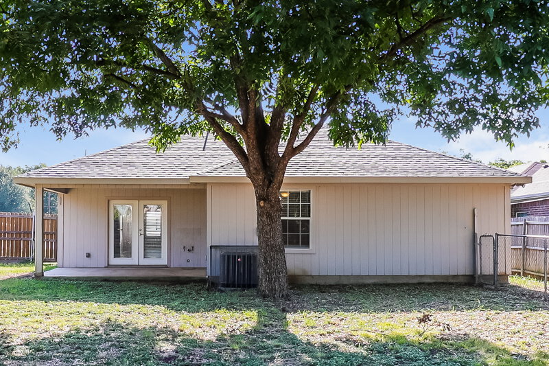 2,415/Mo, 802 Pangburn St Grand Prairie, TX 75051 Rear View