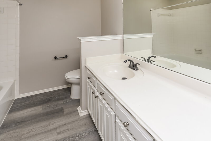 2,295/Mo, 9057 Tyne Trl Fort Worth, TX 76118 Main Bathroom View