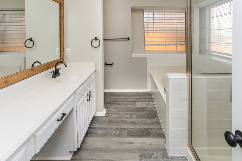 2,295/Mo, 9057 Tyne Trl Fort Worth, TX 76118 Main Bathroom View 2