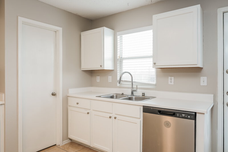 2,260/Mo, 8712 Cove Meadow Ln Fort Worth, TX 76123 Kitchen View 2