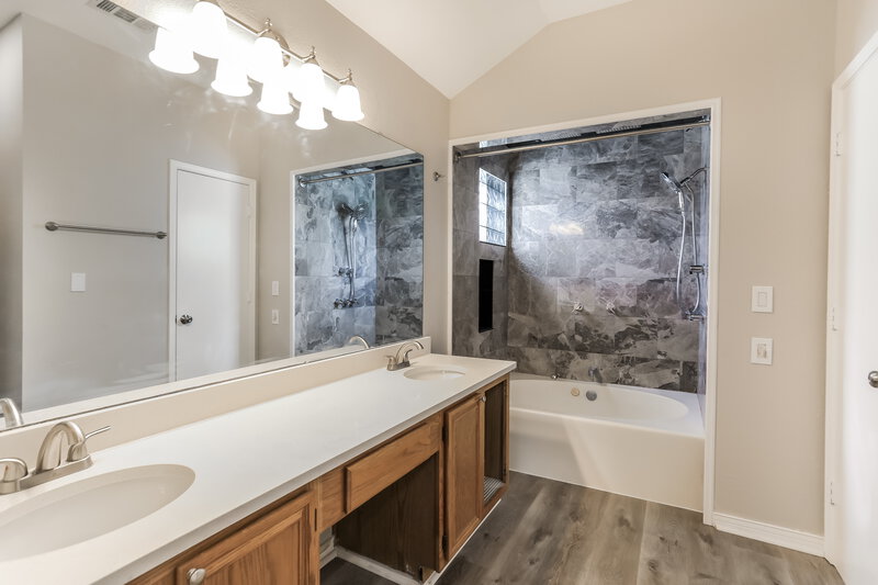 2,370/Mo, 4737 Waterway Dr N Fort Worth, TX 76137 Main Bathroom View