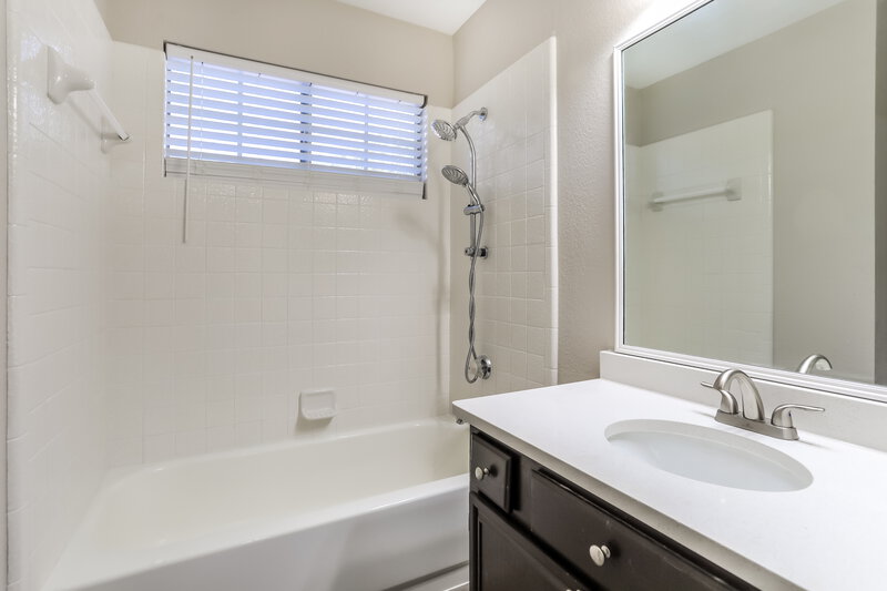 2,370/Mo, 4737 Waterway Dr N Fort Worth, TX 76137 Bathroom View