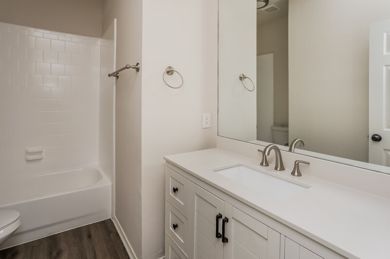2,470/Mo, 7862 Park Downs Dr Fort Worth, TX 76137 Bathroom View